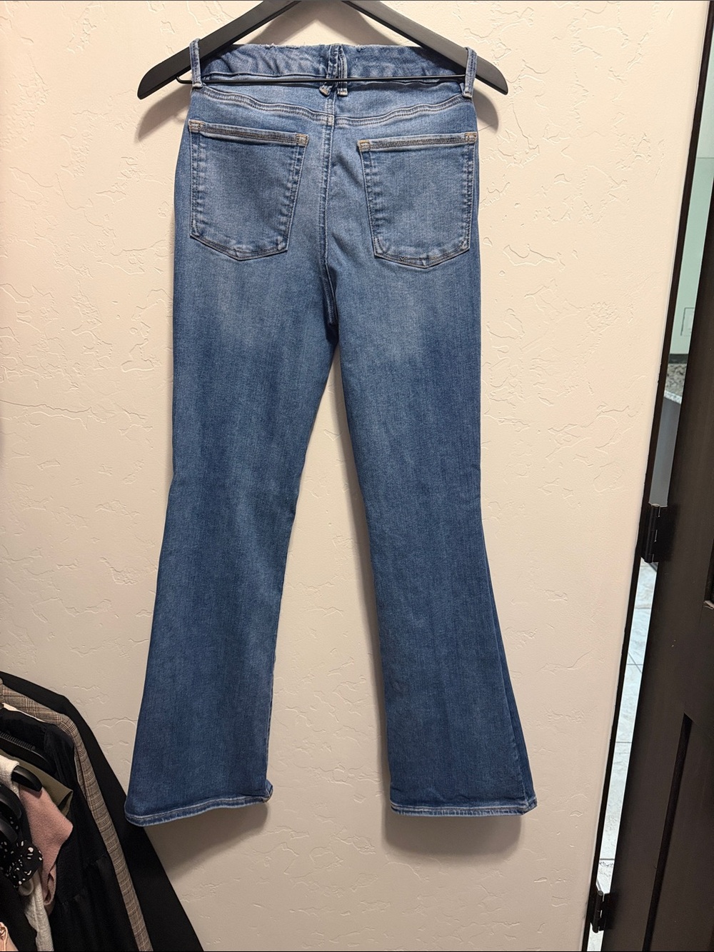 Good American “Soft Tech Good Classic Bootcut Jeans” - Picture 5 of 7
